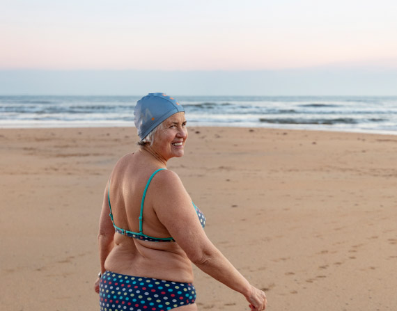 Mujer en Playa de San Lorenzo